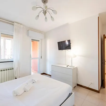 Διαμέρισμα Joivy Charming 2-bed Flat With Balcony & Parking Σέστρι Λεβάντε