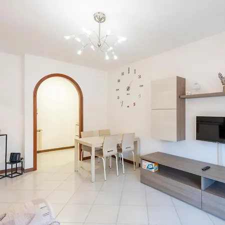 Joivy Charming 2-bed Flat With Balcony & Parking * Σέστρι Λεβάντε