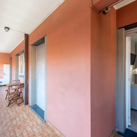Apartamento Joivy Charming 2-bed Flat With Balcony & Parking *