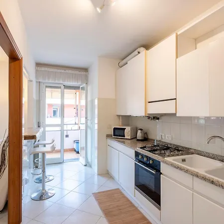 Διαμέρισμα Joivy Charming 2-bed Flat With Balcony & Parking Σέστρι Λεβάντε