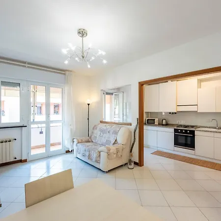 Joivy Charming 2-bed Flat With Balcony & Parking * Σέστρι Λεβάντε