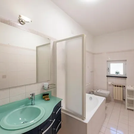 Joivy Charming 2-bed Flat With Balcony & Parking Apartamento